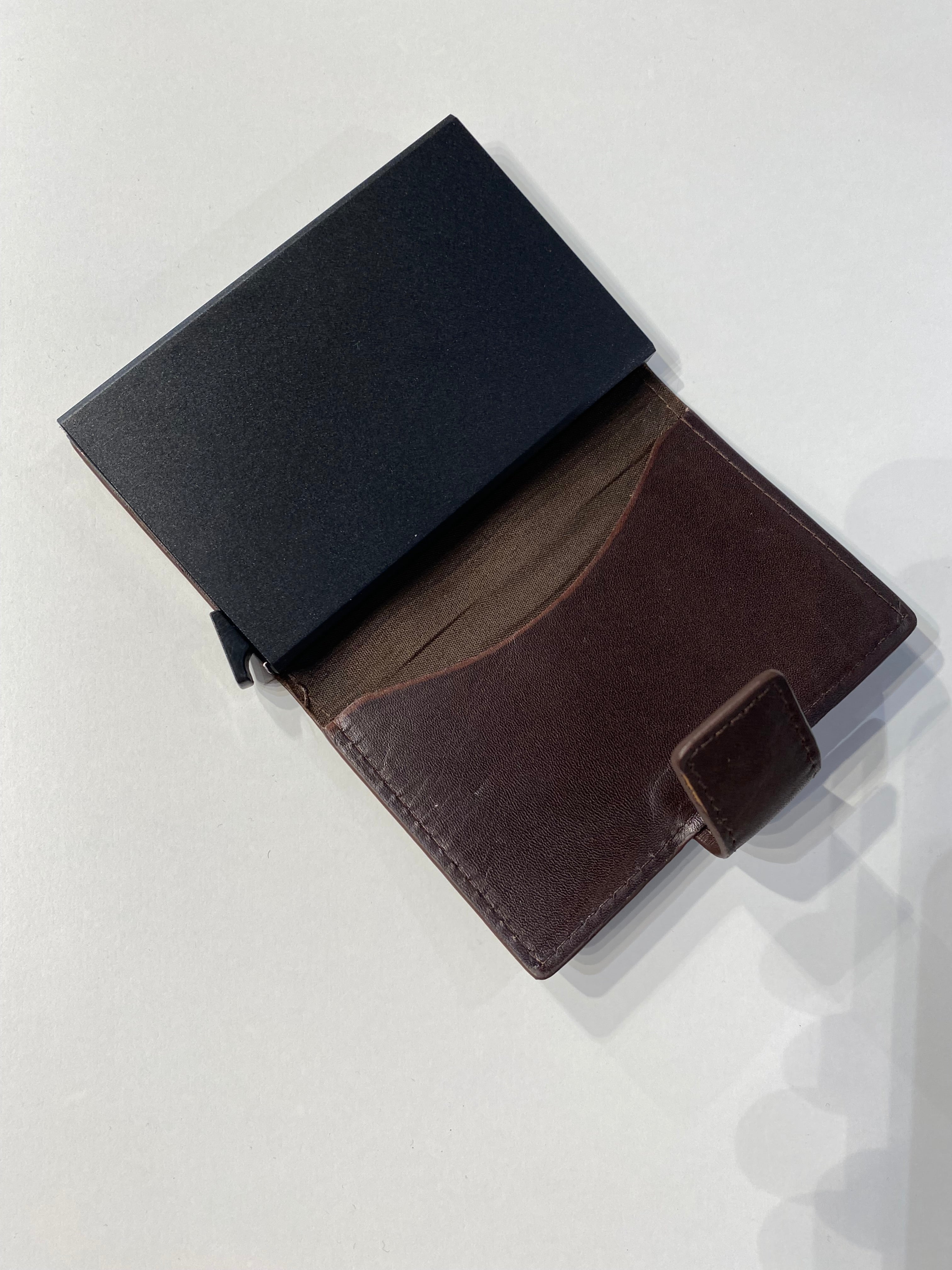 KORT HOLDER MØRK BRUN