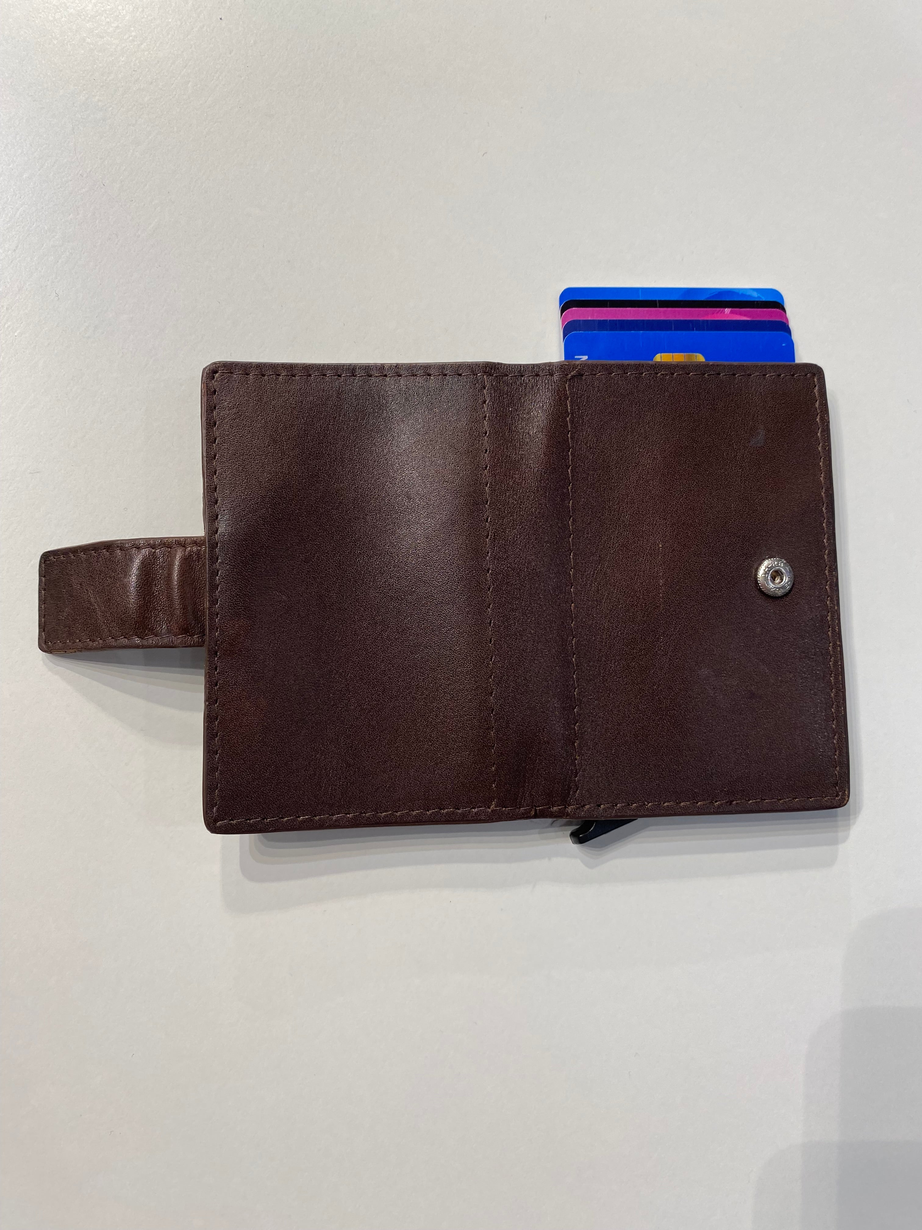 KORT HOLDER MØRK BRUN