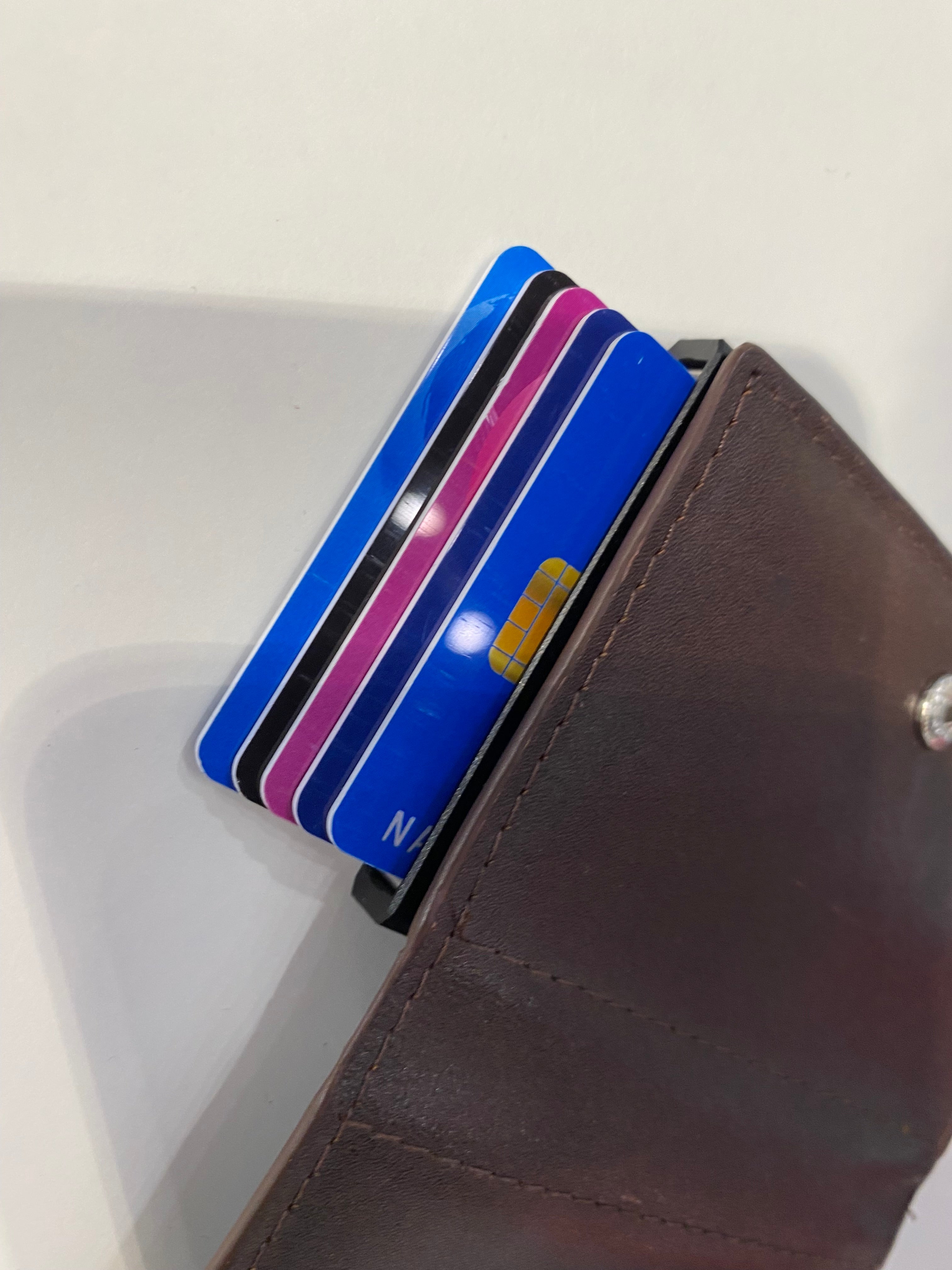 KORT HOLDER MØRK BRUN